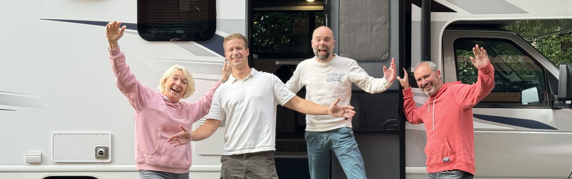 Verkoopteam Campers Down Under staat enthousiast voor een camper