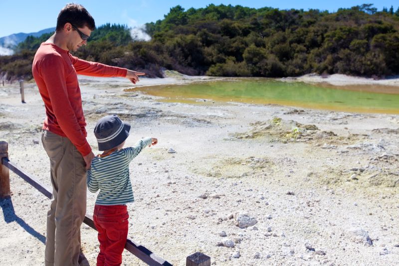 Gezin bezoekt de geothermische landschappen rond Rotorua