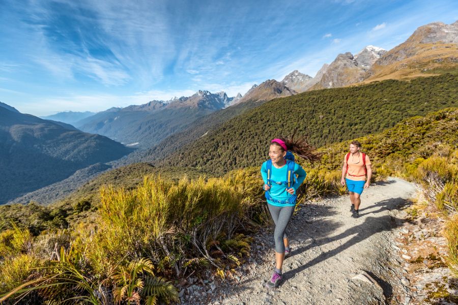 Man en vrouw wandelen de routeburn track in Nieuw-Zeeland