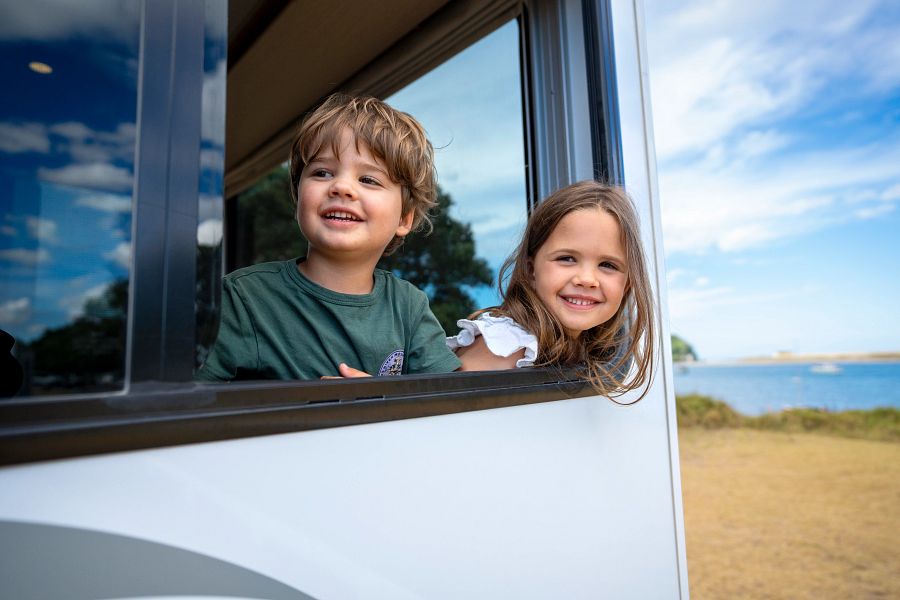 Nieuw-Zeeland kinderen kijken uit raam van de camper