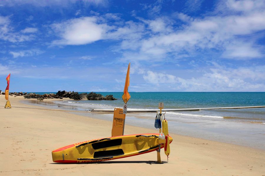 Strand met rood gele vlaggen en lifeguard bij Yorkeys Knob Cairns - veilig om te zwemmen