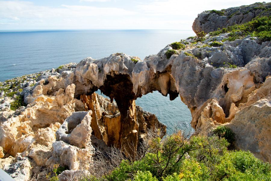 Grillige rots waar je doorheen kunt kijken in D'Entrecasteaux National Park Western Australia