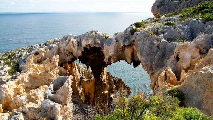 Grillige rots waar je doorheen kunt kijken in D'Entrecasteaux National Park Western Australia