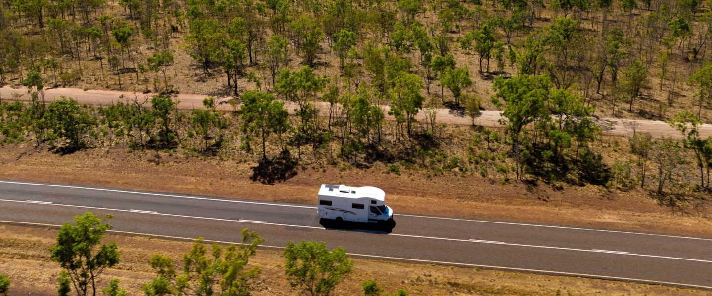 Apollo Euro Deluxe camper rijdt op een weg in de Northern Territory, dronezicht