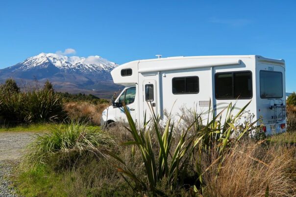 Maui River camper staat geparkeerd bij Tongariro National Park