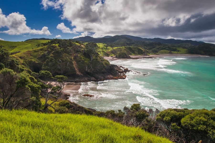 Zicht op een baai in de Bay of Islands in Northland