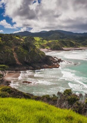 Zicht op een baai in de Bay of Islands in Northland