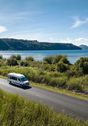 Maui Ultima rijdt op de weg langs Lake Taupo, dronezicht