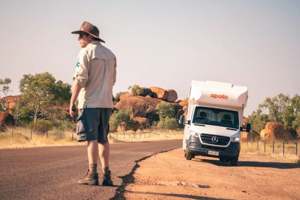 Man staat te wachten op hulp bij de Apollo Euro deluxe bij de Devils Marbles in de Northern Territory