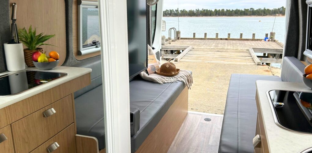 Banken achterin de Cruisin' Rover camper met achterdeuren open