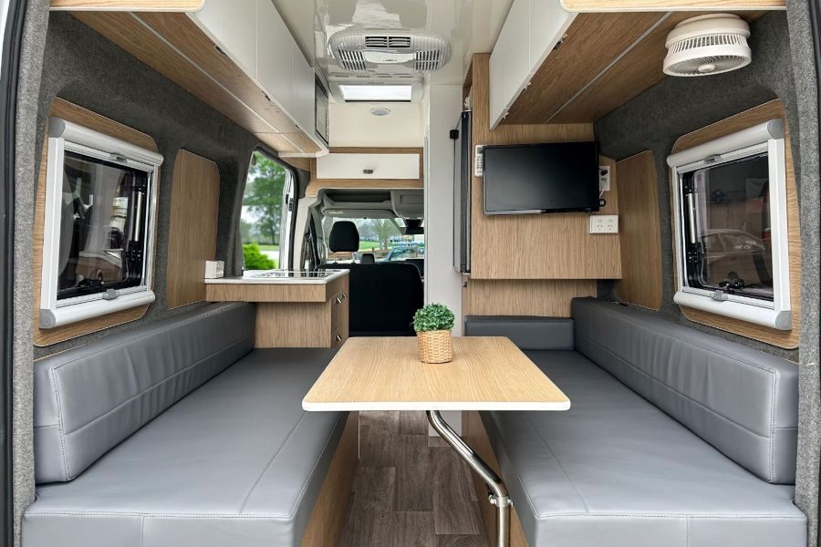 Zithoek achterin in de Cruisin' Rover camper