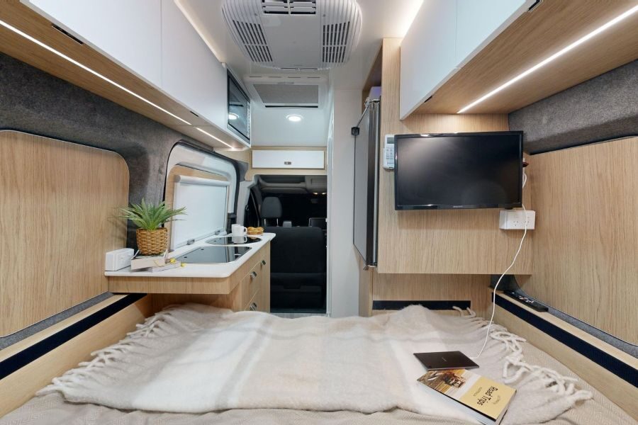 Opgemaakt bed in de Cruisin' Rover camper