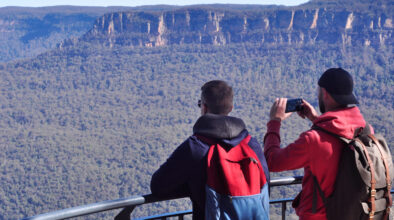 Twee mannelijke toeristen maken foto's in de Blue Mountains bij een uitzichtpunt