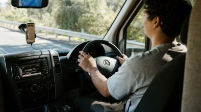 Man rijdt in Mighty camper en kijkt over de weg