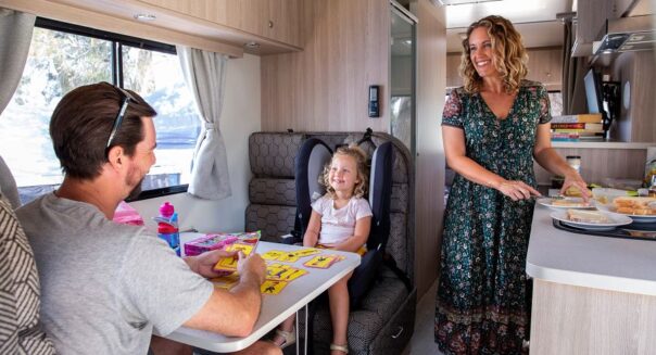 Camper spelletje aan tafel