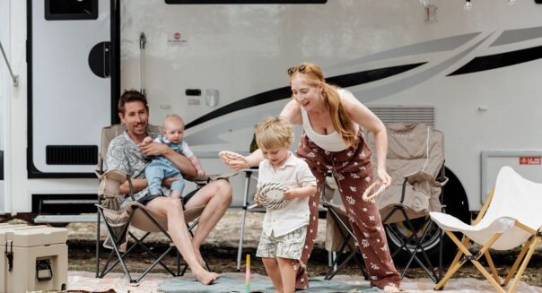 Apollo Euro Deluxe spelen bij de camper