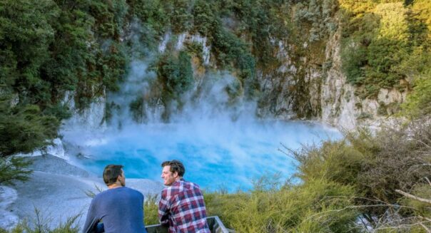 Twee mannen staan op een kijkplatform in Waimangu Volcanic Valey rototua