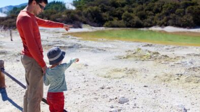 Gezin bezoekt de geothermische landschappen rond Rotorua