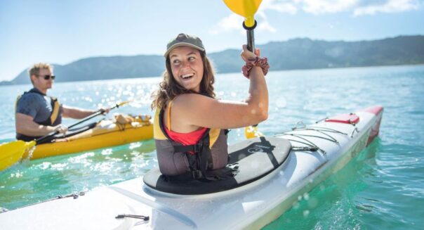 Vrouw is aan het kajakken in de Golden Bay in Abel Tasman National Park