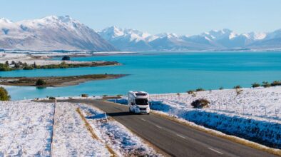 Britz Wanderer rijdt in een besneeuwd landschap op het Zuidereiland bij Lake Tekapo