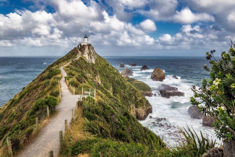 Pad bij Catlins naar de vuurtoren bij Nugget Point met de zee erachter