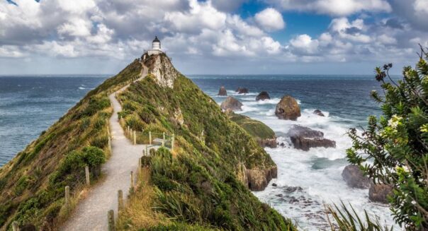 Pad bij Catlins naar de vuurtoren bij Nugget Point met de zee erachter