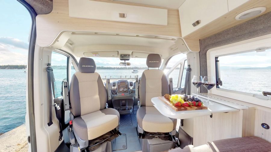 Stoelen in de cabine naar achteren gedraaid in de Cruisin' Sandpiper camper