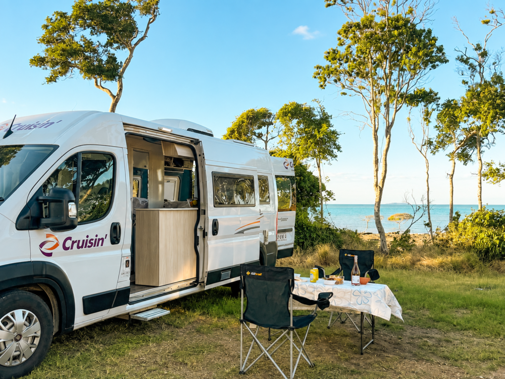 Kamperen met de Cruisin' Sandpiper aan het strand, tafel gedekt buiten