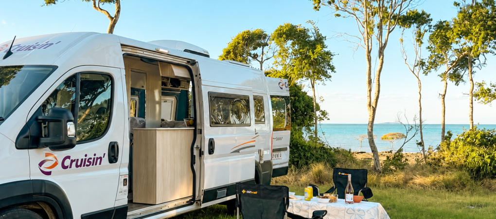 Kamperen met de Cruisin' Sandpiper aan het strand, tafel gedekt buiten