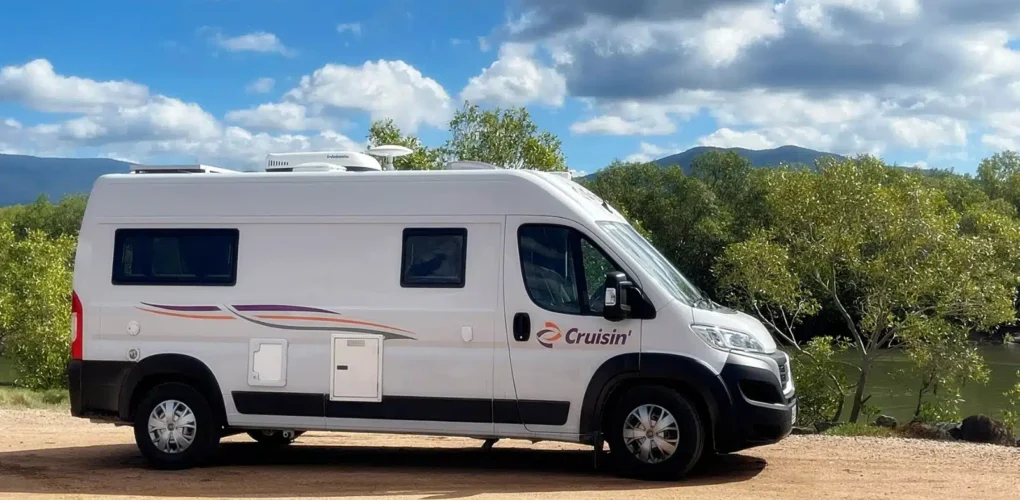 Zijaanzicht van de Cruisin' Sandpiper camper