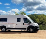 Zijaanzicht van de Cruisin' Sandpiper camper