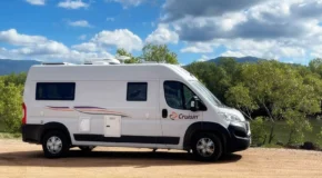 Zijaanzicht van de Cruisin' Sandpiper camper