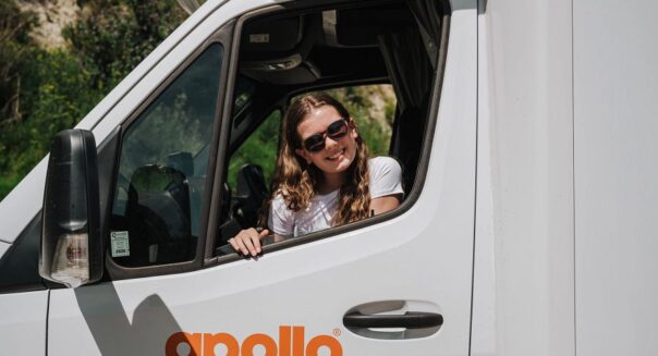Apollo Euro Quest dame kijkt uit raam
