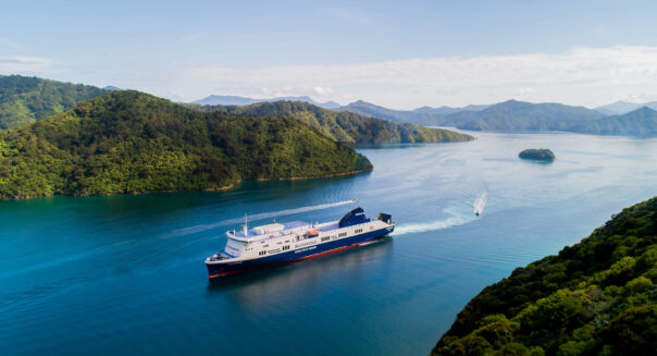 Bluebridge ferry vaart tussen Wellington en Picton, dronebeeld