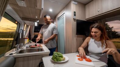 Man en vrouw zijn aan het koken in de Apollo Euro Tourer camper