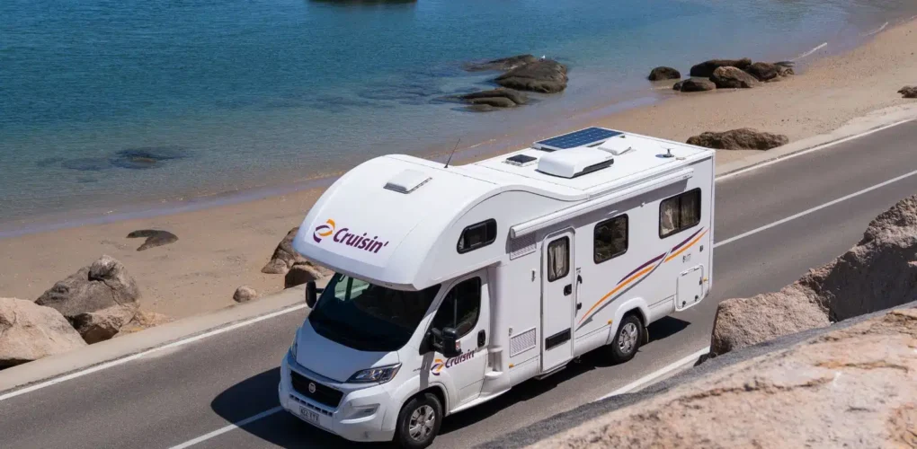 Cruisin' Seeker rijdt op weg langs de zee, dronebeeld