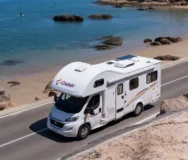 Cruisin' Seeker rijdt op weg langs de zee, dronebeeld