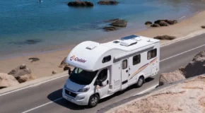 Cruisin' Seeker rijdt op weg langs de zee, dronebeeld