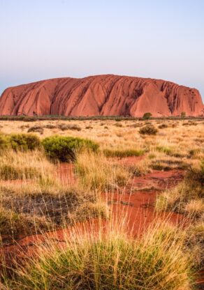 Zicht op Uluru Ayers Rock in het red Centre vanaf de gravelweg
