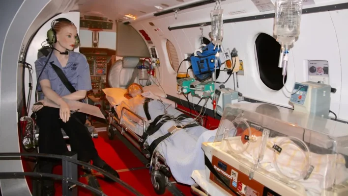 Opstelling van een ziekenhuis aan boord van een Royal Flying Doctor Service vliegtuig in Alice Springs
