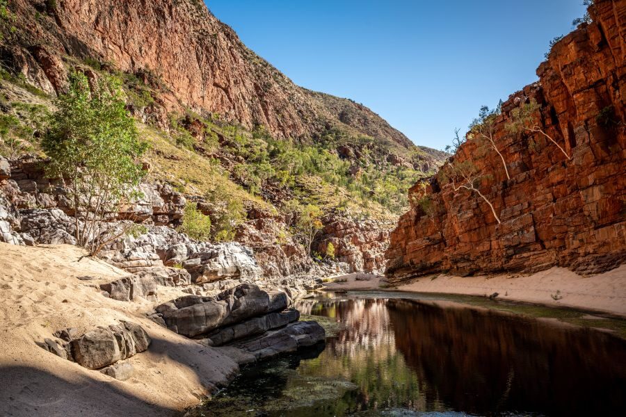 West MacDonnell Ranges Ormiston Gorge met een waterpoel en een rode kloof eromheen