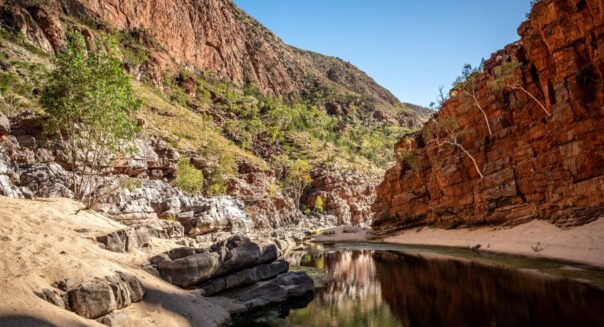 West MacDonnell Ranges Ormiston Gorge met een waterpoel en een rode kloof eromheen