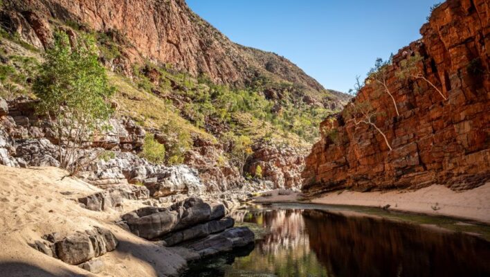 West MacDonnell Ranges Ormiston Gorge met een waterpoel en een rode kloof eromheen