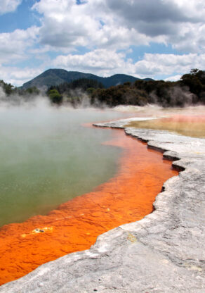 Wai-O-Tapu gekleurde pool met heet water en chemicaliën bij Rotorua