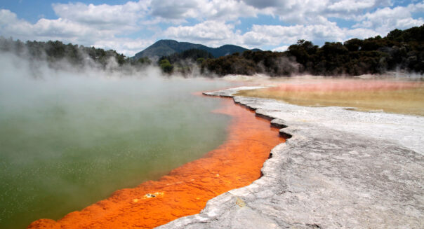 Wai-O-Tapu gekleurde pool met heet water en chemicaliën bij Rotorua