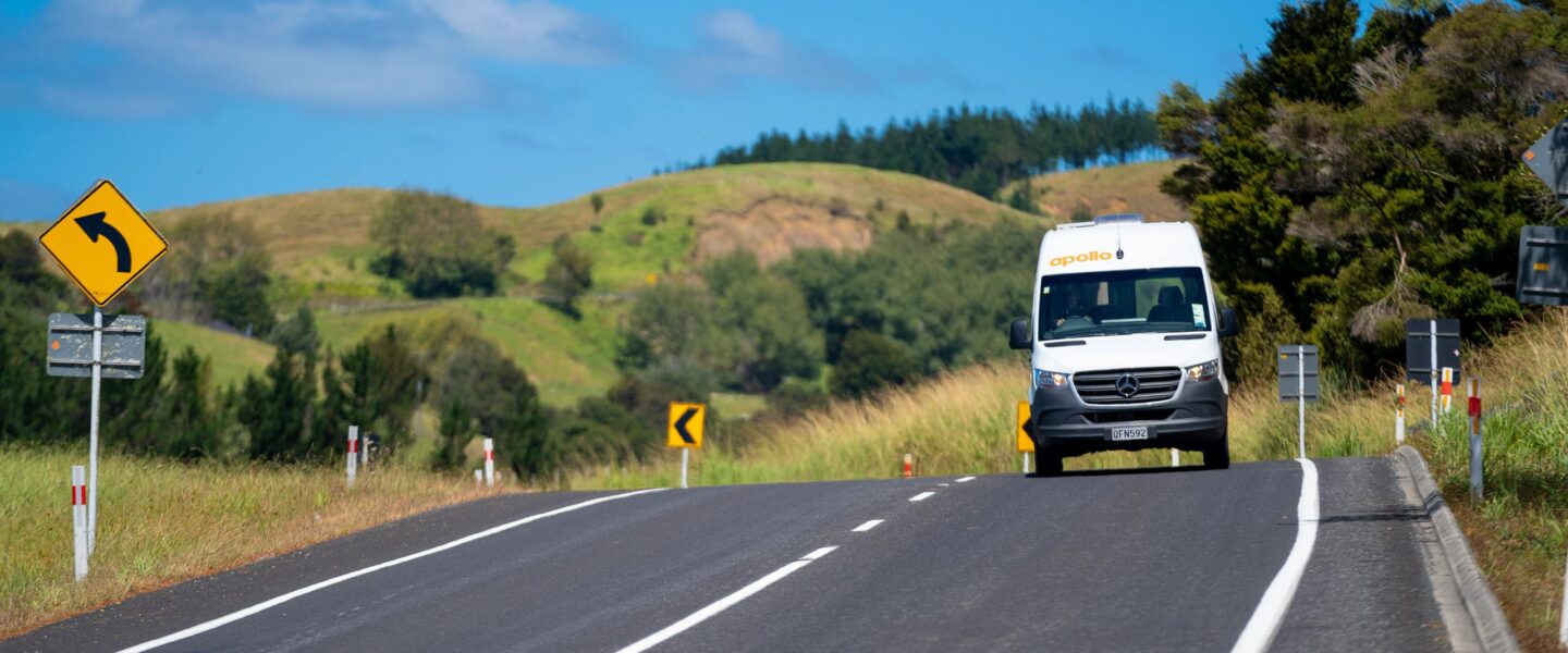 Apollo Euro Tourer rijdt op een weg in Nieuw-Zeeland richting de fotograaf