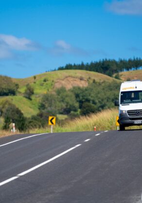 Apollo Euro Tourer rijdt op een weg in Nieuw-Zeeland richting de fotograaf