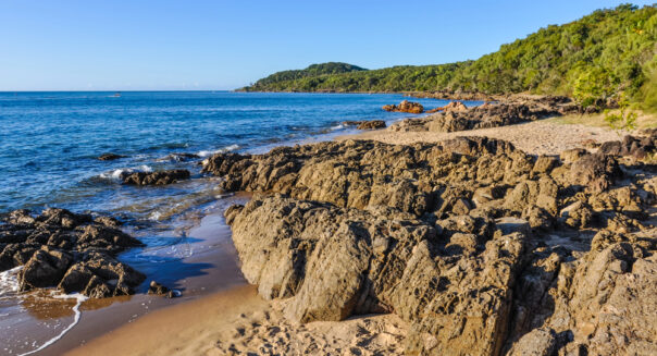Strand met rotsblokken bij Town of 1770 in Queensland