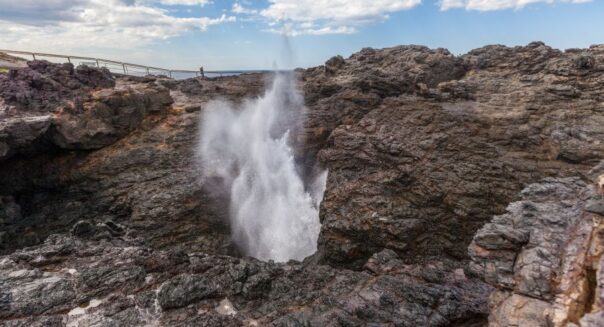 Blowhole bij Kiama in New South Wales waar water met grote kracht uit de rots omhoog spuit