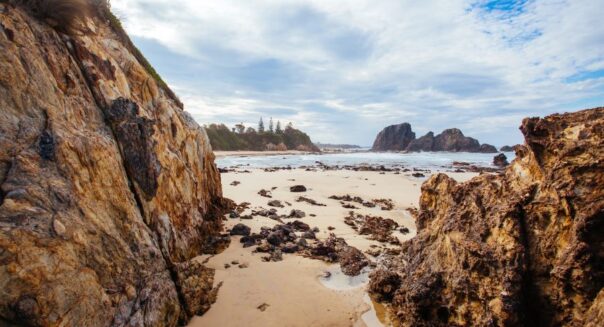 Rotsen op het strand bij Glasshouse Rocks beach bij Narooma aan de kust van New South Wales